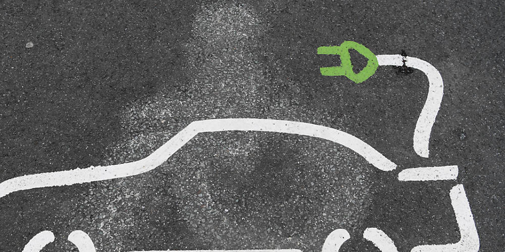 Bei der jüngeren Generation bis ins Alter von 39 Jahren besitzen oder planen laut der TCS-Studie 70 Prozent den Kauf eines Elektroautos. (Symbolbild)