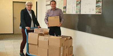 Stadträtin Gaby Krapf-Gubser (Departementsvorsteherin Bau) und Projektleiter Marc Scherrer mit den Gesuchsunterlagen unterwegs zum Bausekretariat.
