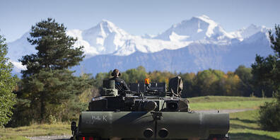 Ein deutscher Kampfpanzer des Typs Leopard II auf einer Teststrecke beim Waffenplatz Thun. (Archivbild vom Oktober 2016)