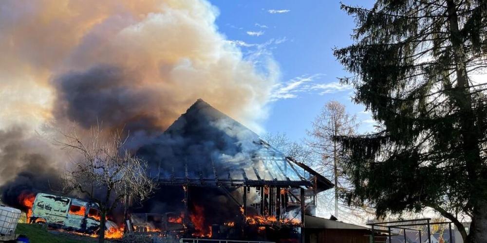 Beim Brand wurden auch mehrere Autos beschädigt.
