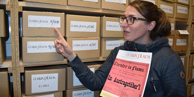 Aufgepasst: Susan Rupp präsentiert das Archiv des «Terra plana»-Magazins.