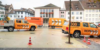 Ein Bild aus alten Zeiten: Baufirmen-Fahrzeuge versperren den Platz.
