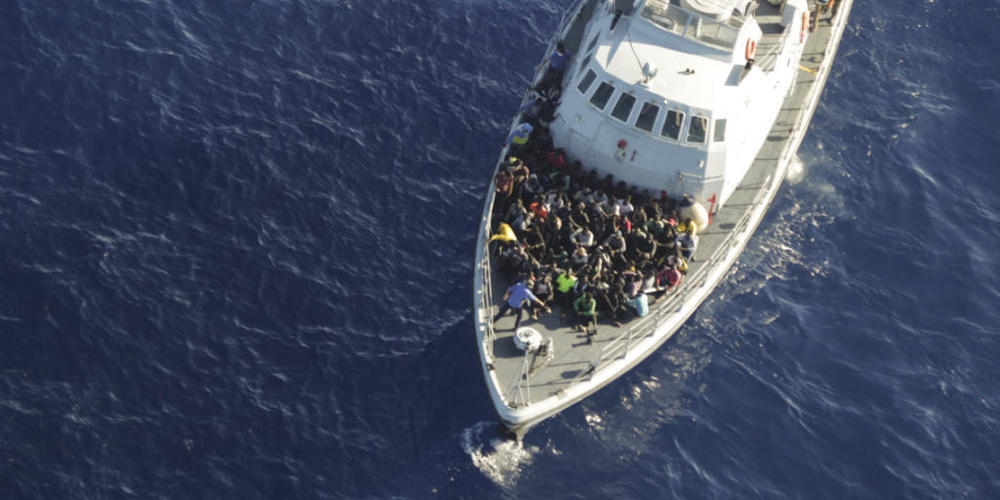 HANDOUT - Viele Menschen versuchen über Libyen in die EU zu gelangen. Die libyschen Küstenwache versucht immer wieder das zu unterbinden und zieht die Migrantinnen und Migranten auf ihre Schiffe. Foto: Fiona Alihosi/Sea-Watch/AP/dpa - ACHTUNG: Nur...