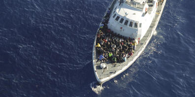 HANDOUT - Viele Menschen versuchen über Libyen in die EU zu gelangen. Die libyschen Küstenwache versucht immer wieder das zu unterbinden und zieht die Migrantinnen und Migranten auf ihre Schiffe. Foto: Fiona Alihosi/Sea-Watch/AP/dpa - ACHTUNG: Nur...