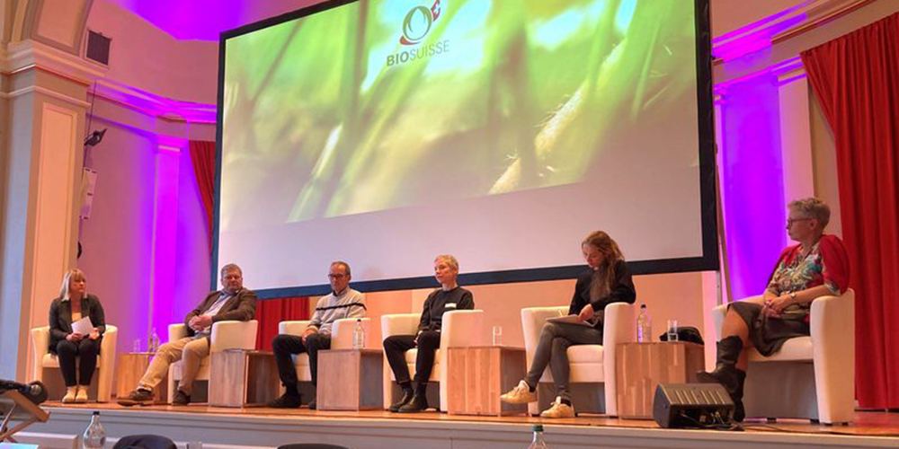 Die Bio-Suisse-Podiumsdiskussion zu Gentechnik mit Moderatorin Daniela Lager, Jürg Niklaus, Amadeus Zschunke, Eva Gelinsky, Olga Hänni und Angelika Hilbeck.