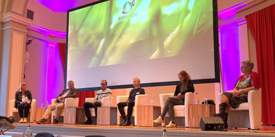 Die Bio-Suisse-Podiumsdiskussion zu Gentechnik mit Moderatorin Daniela Lager, Jürg Niklaus, Amadeus Zschunke, Eva Gelinsky, Olga Hänni und Angelika Hilbeck.