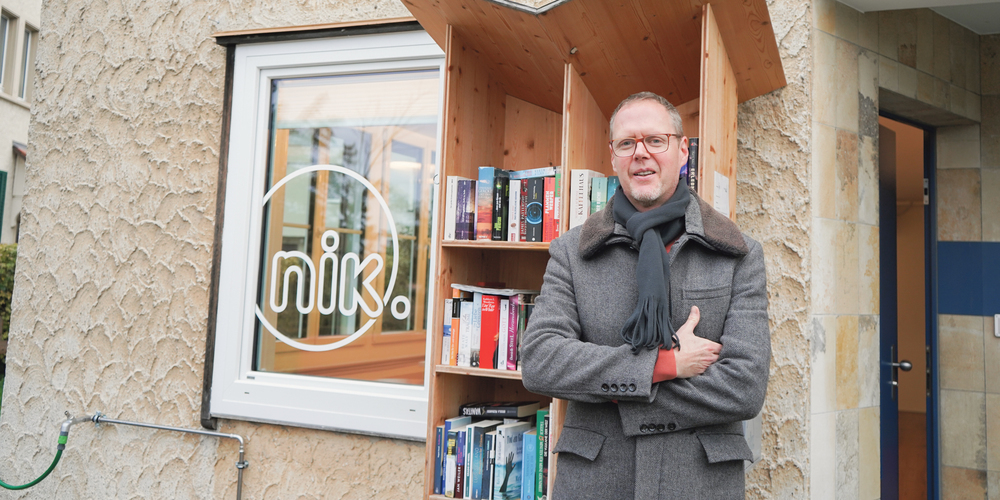 Michele Giordani, seit sieben Jahren Präsident des Quartiervereins Niklausen, vor dem Herzstück des Vereins – dem Quartiertreff nik.