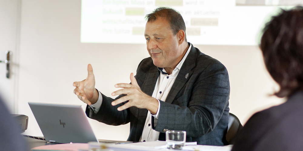 Der Konjunkturbericht der Region Schaffhausen für das Jahr 2022 zeigt, dass sich die lokalen Unternehmen auf Erholungskurs befinden, wie Marcel Fringer, Präsident des Kantonalen Gewerbeverbands (KGV) Schaffhausen, an der Pressekonferenz erläuterte.