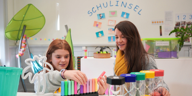 Für die Schülerinnen und Schüler, hier Fünftklässlerin Mira Kapoor (l.), ist die Schulinsel ein Ort zum Rückzug. Sozialpädagogin Christine Dienst hat immer ein offenes Ohr.