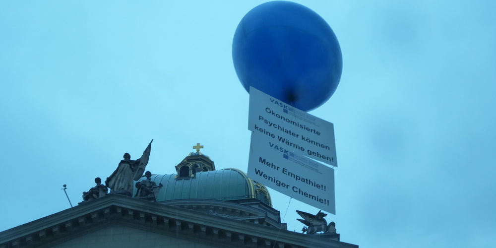 Das Foto stammt von der Kundgebung von AGILE.CH am 17. März 2018 vor dem Bundeshaus.  Die VASK war dort mit mehreren Plakaten präsent.