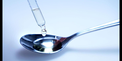 Typische Darreichungsform eines Vitamin-D-Präparats in Form von Tropfen.