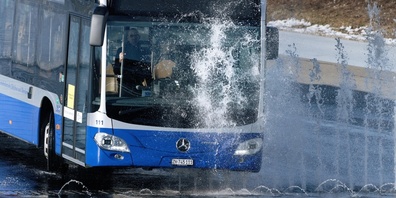 Die Chauffeure und Chauffeusen trainieren auch Fahrten auf nasser Fahrbahn.