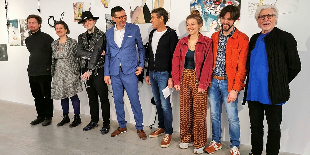 Ausstellungskurator Guido Baumgartner (4.v.l.) und sieben Kunstschaffende.
