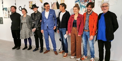 Ausstellungskurator Guido Baumgartner (4.v.l.) und sieben Kunstschaffende.