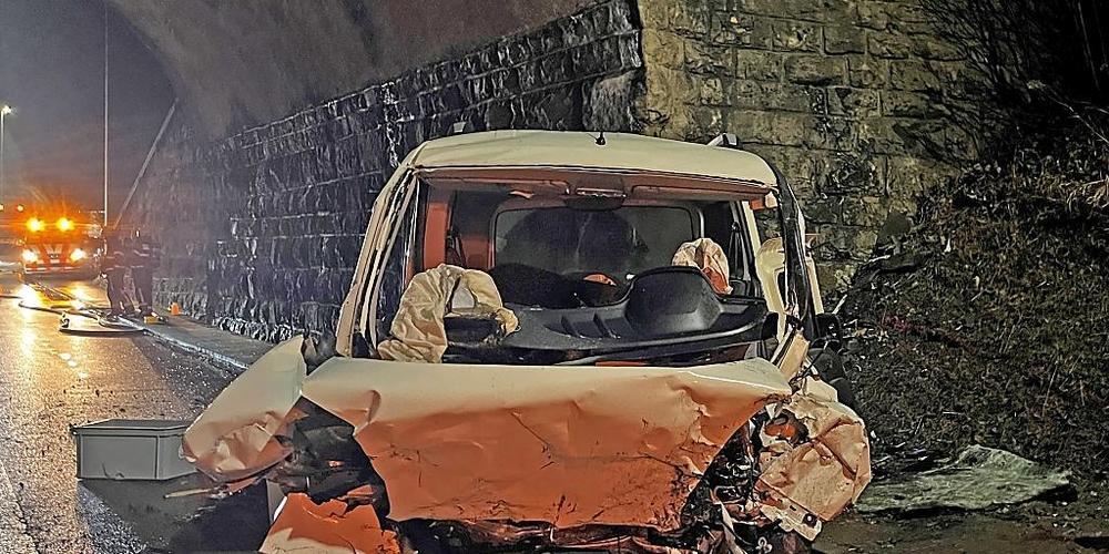 Der Autofahrer konnte nur noch tot aus dem zerstörten Fahrzeug geborgen werden.