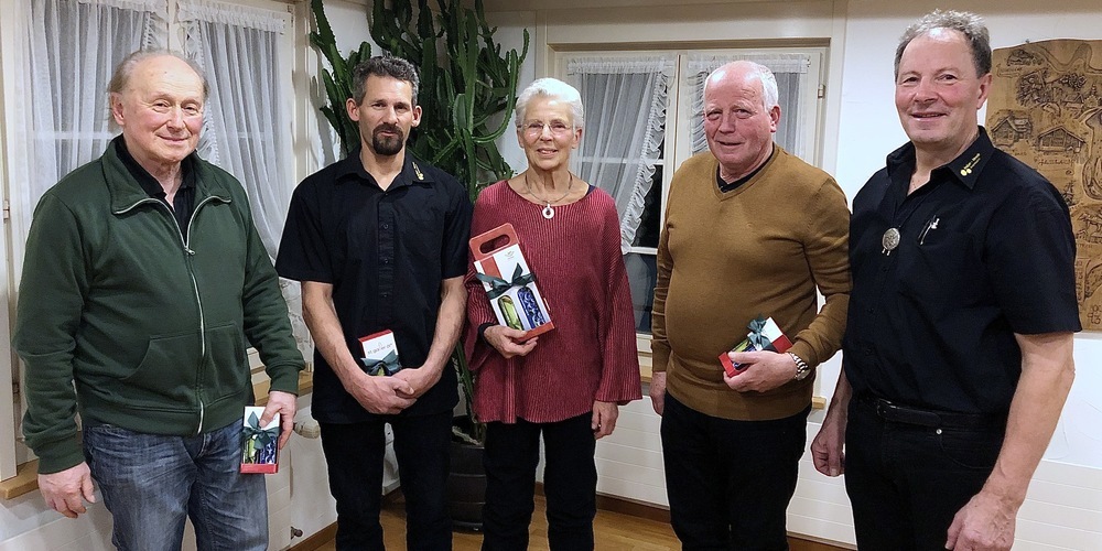 Die Jubilare des Imkervereins: Von links: Werner Kuster, Marco Bischof, Dorothea Appenzeller, Hans Bünter, Präsident Niklaus Geiger, nicht auf dem Bild: Bruno Sidler, Ladina Zanetti, Urs Schegg