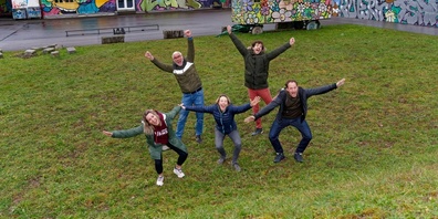 Freuen sich riesig, dass Hombi einen Pumptrack bekommt: das Initiativ-Komitee Seraina Heusser, Stefan Bacher, Jolanda Ferrat, Mathias Gäumann, René Bachmann (v.l.n.r.). Nicht auf dem Foto: Dominik Brem, Elodie Gillich, Reto Hess.