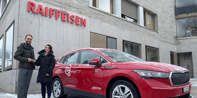 Sprichwörtlich voller Energie ins neue Jahr; Bankleitungsmitglied Tobias Bruderer weiht zusammen mit Mobility-Vertreterin Magdalena Balogh den neuen Standort samt Auto ein.