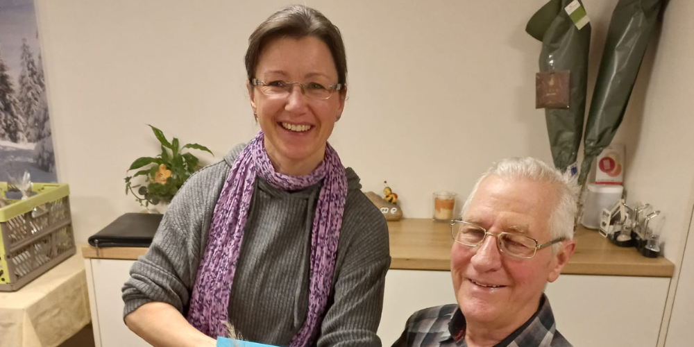 Bianca Züst gratuliert Karl Ruppanner zu 50 Jahre aktive Mitgliedschaft.