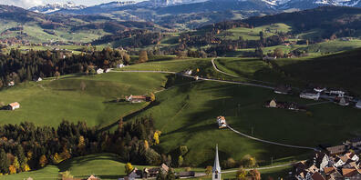 Blick auf das Dorf Schwellbrunn in Appenzell Ausserrhoden. Die Regierung des Halbkantons will die bestehenden zwanzig Gemeinden durch Fusionen auf noch drei bis fünf reduzieren. (Archivbild)