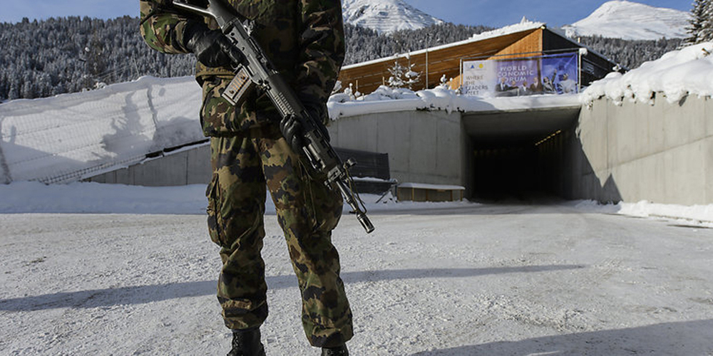 Ein Armeesoldat patrouilliert am WEF vor dem Davoser Kongresszentrum. Möglicherweise wurde beim diesjährigen Einsatz innerhalb der Armee ein Sexualdelikt begannen. 