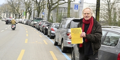 Diesen Parkplätzen am Stauffacherquai geht es an den Kragen. Reinhard Lutz und ruft Anwohnende dazu auf, sich zu wehren.