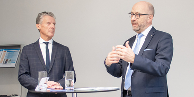 Christian Heydecker (l.), Präsident des Verwaltungsrates, und Lorenz Laich, Vorsitzender der Geschäftsleitung, präsentieren ein erfolgreiches erstes Halbjahr 2023.