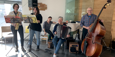 Gutes für Körper und Seele: Die Hausmusik spielt, das Publikum geniesst.