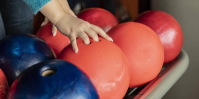 Eine 18-Jährige blieb mit dem Daumen in der Bowlingkugel stecken