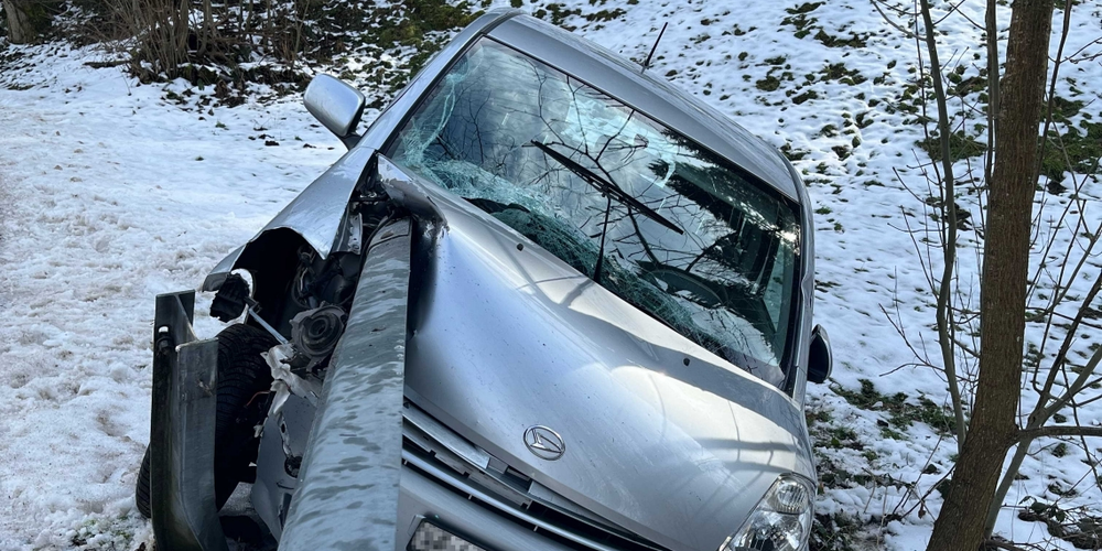 Das Auto erlitt einen Sachschaden, dabei wurde die 70-Jährige leicht verletzt 