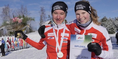 Nesa Schiller mit der Langdistanz-Silbermedaille; rechts Coralie Waldner aus Pfäffikon, die Fünfte wird.