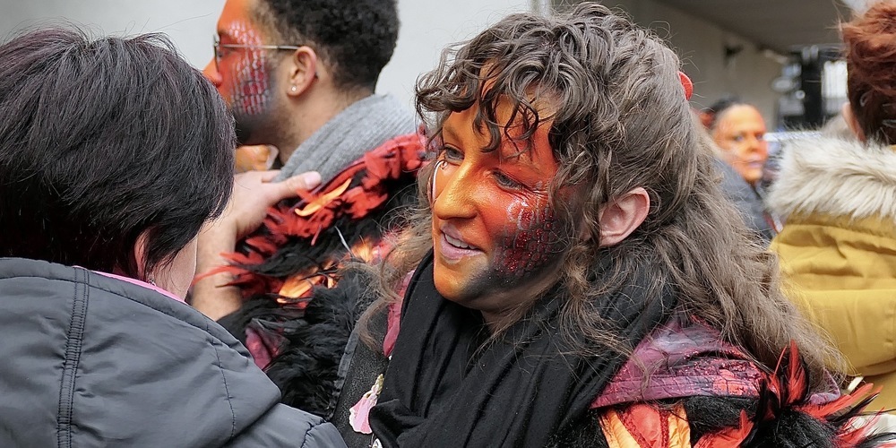 Zwischen den Auftritten unterhielten sich die Guggensuuser mit ihren Fans