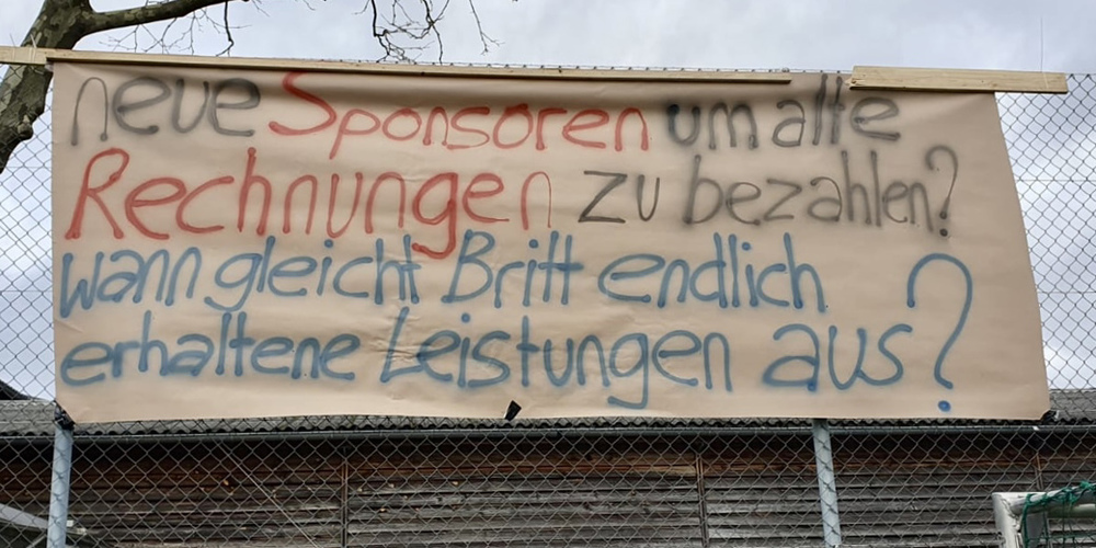 Anonyme «Fans» hatten ihre Transparente gegen die Vereinsführung des FC St.Margrethen drapiert.