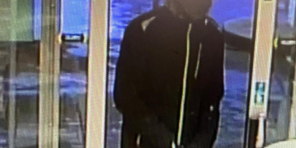 Der Täter konnte mit einer unbekannten Menge Bargeld entkommen.