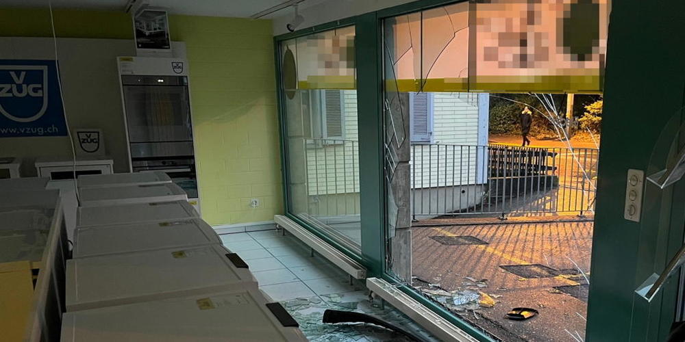 Die Feuerwehr war im Einsatz, um das Schaufenster notdürftig zu flicken.