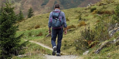 Viele Menschen lieben es, ausgiebige Ausflüge in die Natur zu machen.