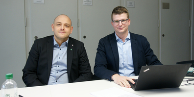 Kantonsrat Sandro Wasserfallen (l.) und Nationalrat Mike Egger stellen die Berufsbildungsoffensive vor.