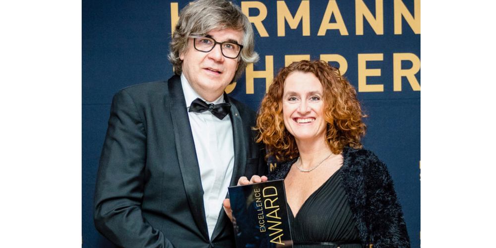 Speaker Slam-Gründer Hermann Scherer gratuliert Nicole Lehrer.