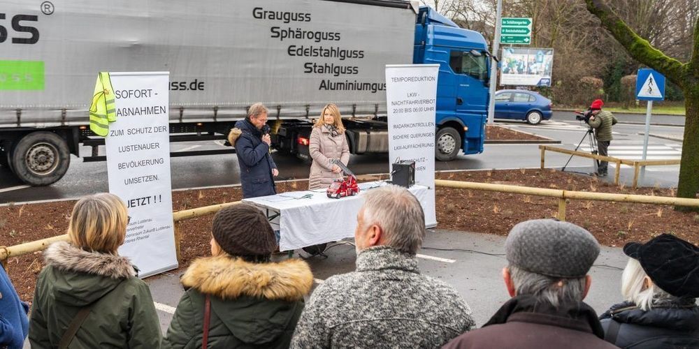 Zwei Bürgerinitiativen forderten beim Engel-Kreisverkehr Sofortmassnahmen gegen die Verkehrsbelastung