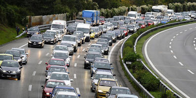 Auf der A1 bei Winterthur gibt es fast täglich Stau. Der Kantonsrat hat nun in einem Grundsatzentscheid beschlossen, die Autobahn in einen Tunnel zu verlegen. (Archivbild)