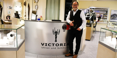 Geschäft und Person waren Aushängeschilder im Pizolcenter: Jakob Halef schliesst Victoria Uhren und Schmuck Ende Mai 2023. 