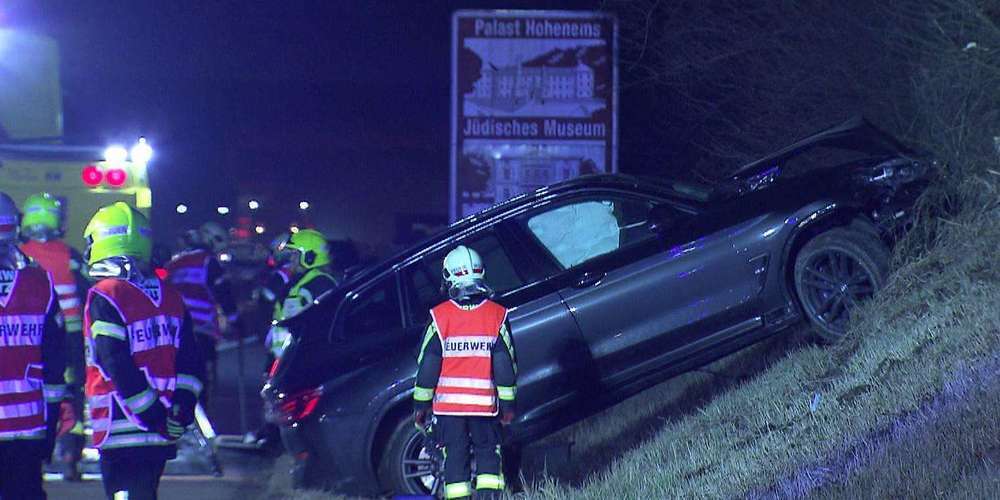 Vier kaltverformte Autos im Gelände verursachten einen acht Kilometer langen Stau