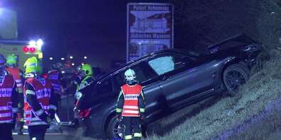 Vier kaltverformte Autos im Gelände verursachten einen acht Kilometer langen Stau