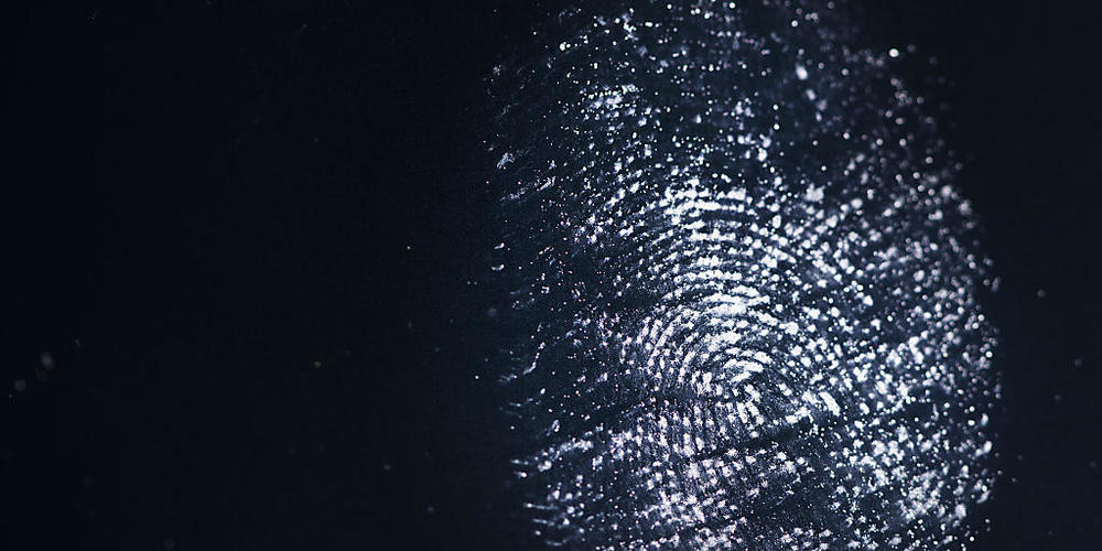Ein Fingerabdruck auf dem Bildschirm eines Tablet-Computers. Für das im Glarnerland geplante E-Government-Portal sind Basisfunktionen notwendig wie eine sichere elektronische Identität (E-ID), digitale Signaturen, ein Login oder ein digitales...