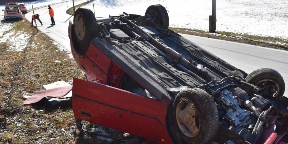 Der Wagen prallte in einen Baumstrunk neben der Fahrbahn und überschlug sich durch die Wucht der Kollision.