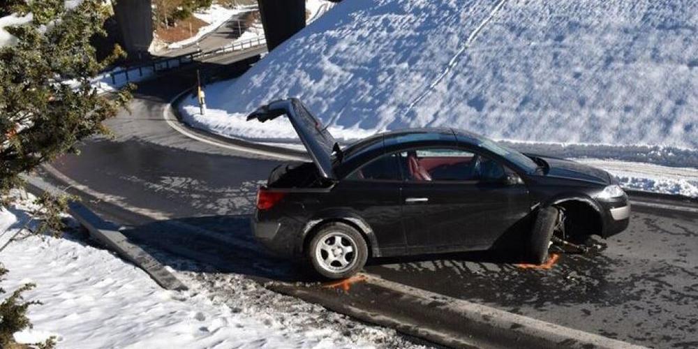 Das Auto wurde bei der Kollision erheblich beschädigt.
