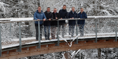Unterstützen die Jubiläumsaktivitäten von Wald St.Gallen & Liechtenstein: Jürg Rutishauser (v.l), Holzindustrie (Regionalverband Ostschweiz), René Güntensperger, St.Galler Kantonalbank, Hansjürg Freund und Christof Schwarber, Helvetia Versicherungen zusammen mit Roger Büsser, Vize-Präsident Wald St.Gallen & Liechtenstein sowie Geschäftsführer Heinz Engler.