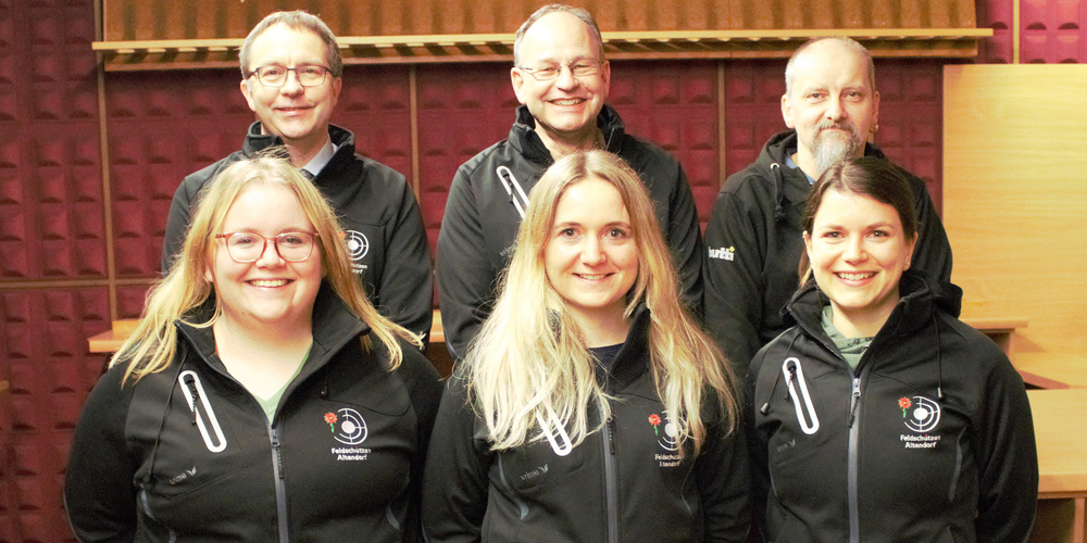 Strahlende NLB-Aufsteiger: von links die Elite-Schützinnen und -Schützen Rebecca Züger, Erich Mächler, Röbi Zehnder, Muriel Züger, Rolf Mächler und Renate Peters.