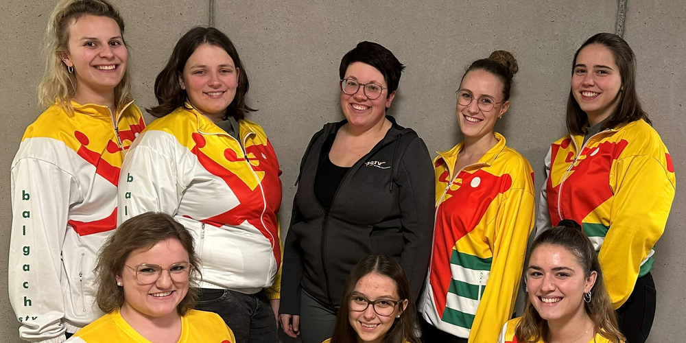 Das OK: Céline Riedener, Franziska Sonderegger, Alexandra Metzler, Patricia Schmid und Stefanie Schegg hinten, Vanessa Halter, Enya Breu und Sina Walser vorne.