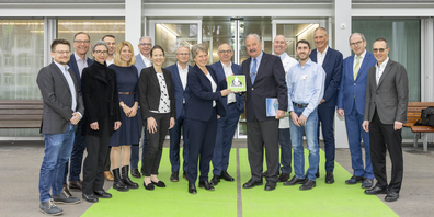 Bürgerratspräsidentin Katrin Meier übergibt die Geriatrische Klinik an den KSSG Verwaltungsratspräsidenten Felix Sennhauser.